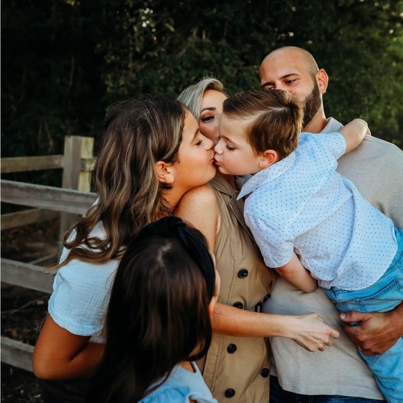 Meet your Posher, Stephanie - Picture 3 of 8